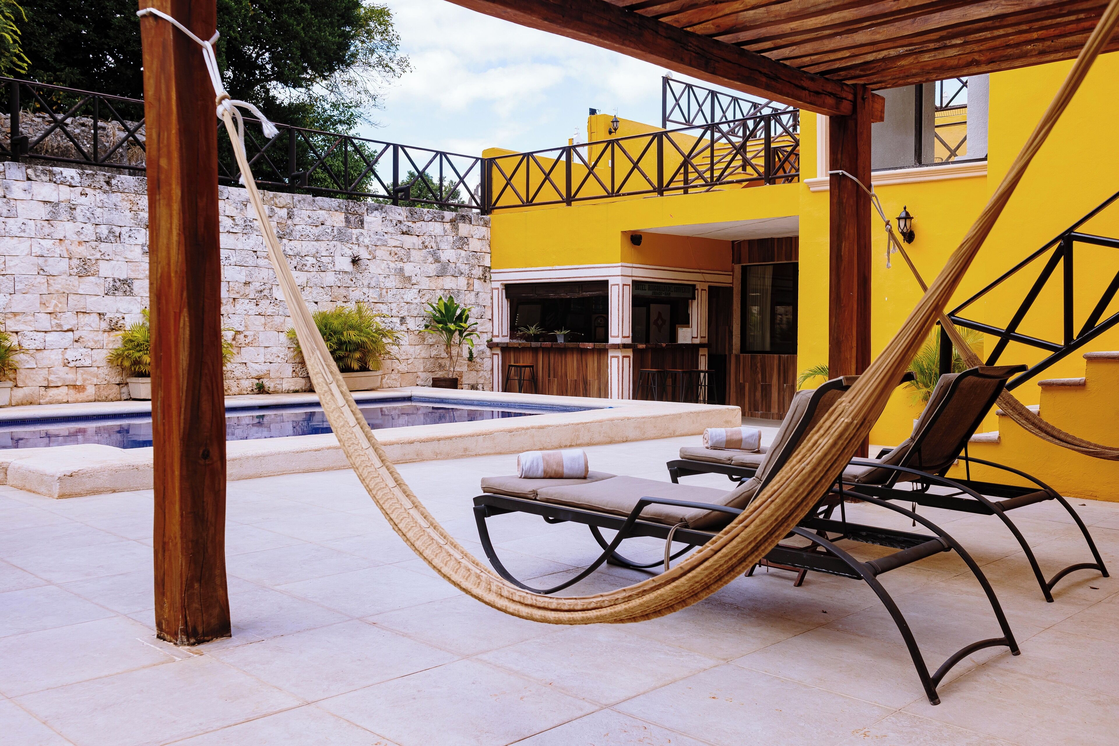 Alberca al aire libre y sombrillas en la alberca 