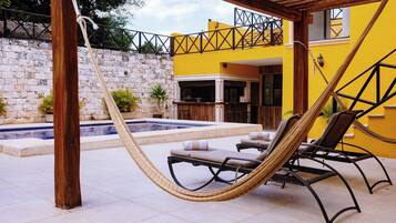 Alberca al aire libre y sombrillas en la alberca