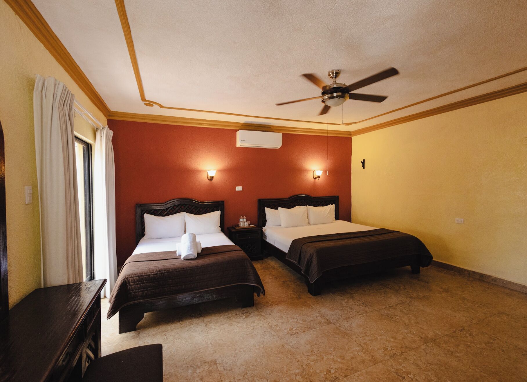 Chambre Standard double, 2 grands lits | Ameublement unique, fer et planche à repasser, accès au Wi-Fi (inclus)