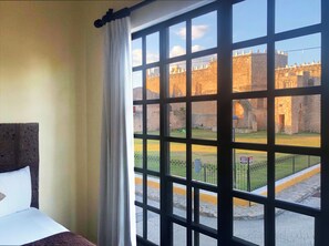 Mobiliario individual, tabla de planchar con plancha, wifi gratis