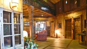 Lobby sitting area - La Torretta Hotel (Challand-Saint-Anselme)