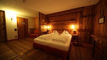 Triple Room | In-room safe, individually decorated, individually furnished, desk