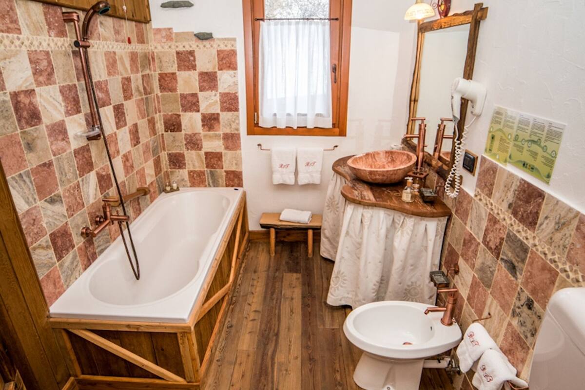 Triple Room | Bathroom | Combined shower/tub, free toiletries, hair dryer, bathrobes