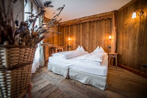 标准双人房 | 客房内保险箱、特色装修、特色家居、办公桌