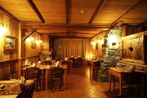 Breakfast and dinner served, Regional cuisine - La Torretta Hotel (Challand-Saint-Anselme)
