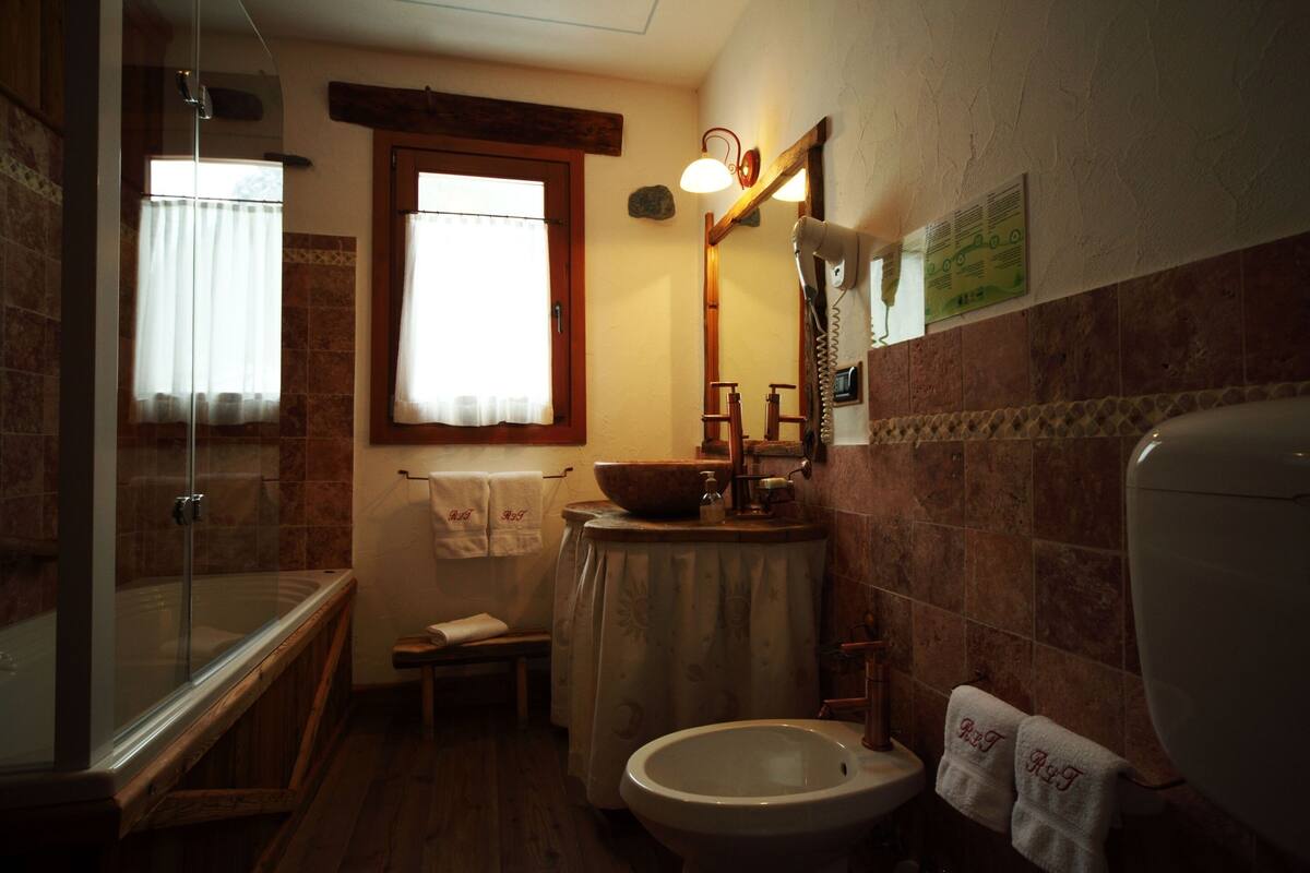 Quadruple Room | Bathroom | Combined shower/tub, free toiletries, hair dryer, bathrobes