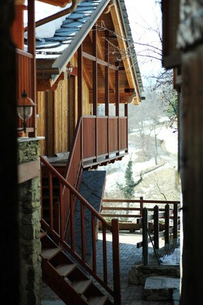 A wooden chalet with a balcony and a stone staircase. - Maison Dominique (Challand-Saint-Anselme)