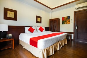 Superior Double Room | In-room safe, free WiFi, bed sheets - OYO 237 Sheridan Boutique Resort (Oton)