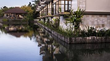 Kolam renang indoor dan kolam renang outdoor