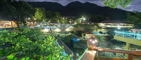 Un complexe hôtelier doté d’une piscine, de restaurants et offrant une vue sur les montagnes.