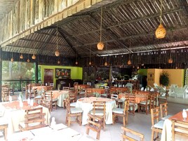 Se sirven desayunos y cocina internacional, con vista a la piscina