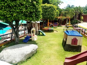 Área de juegos infantiles al aire libre