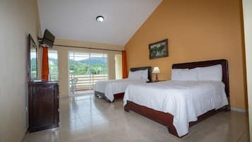 Rom – standard | Sengetøy av topp kvalitet, skrivebord og strykejern/-brett