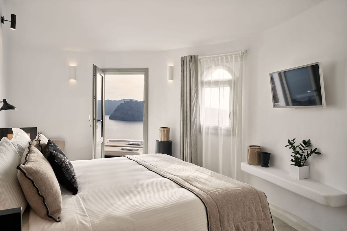 Double Room, Sea View (Caldera View) | Minibar, in-room safe, blackout drapes, soundproofing