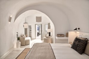 Suite, privézwembad, uitzicht op zee | Een minibar, een kluis op de kamer, verduisterende gordijnen