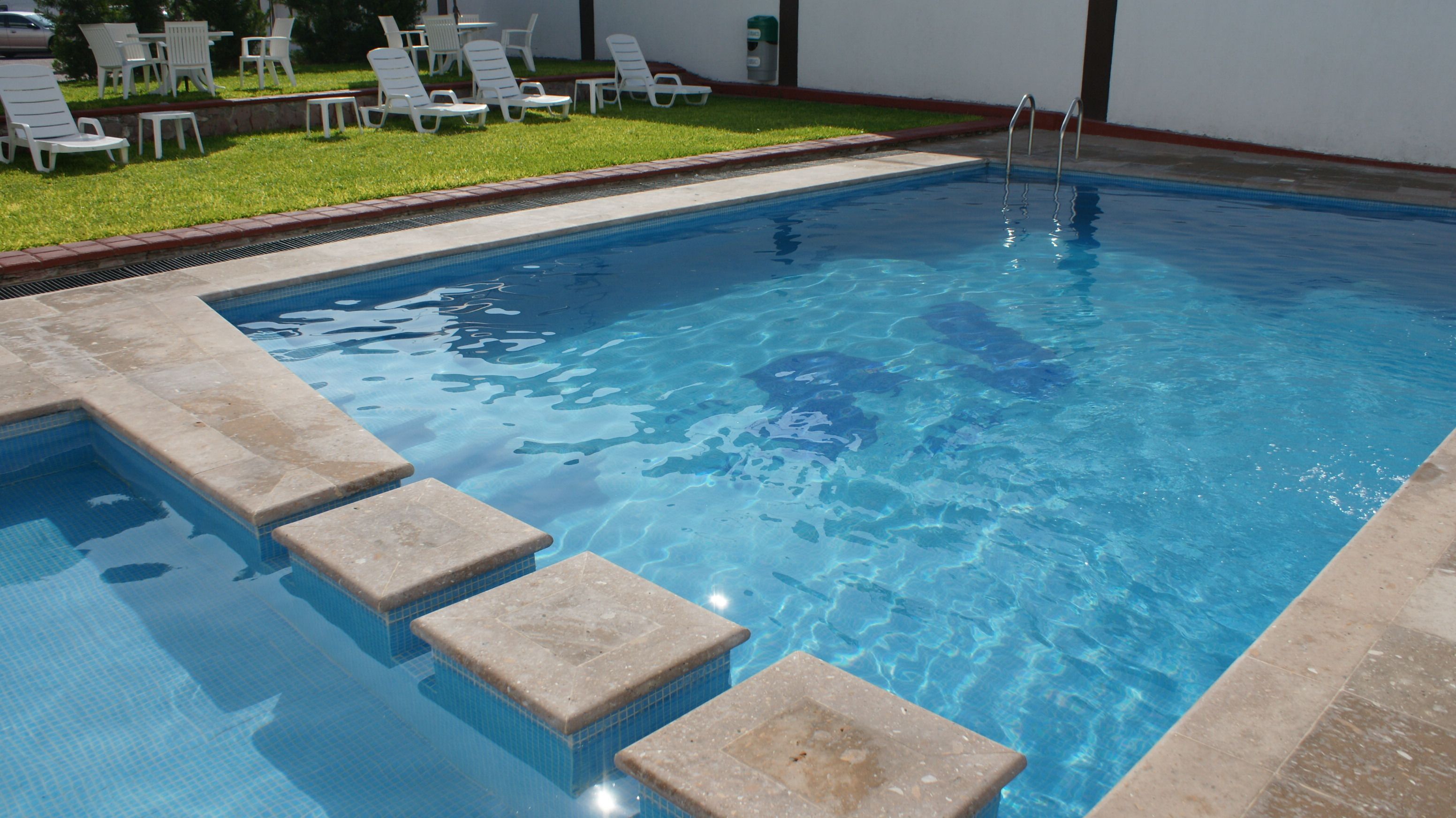 สระว่ายน้ำกลางแจ้ง, เก้าอี้อาบแดดริมสระ