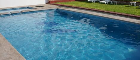 Piscine extérieure, chaises longues