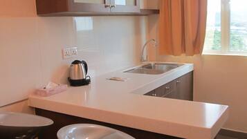 Fridge, coffee/tea maker
