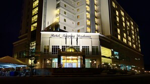 Un hotel de varios pisos con una entrada destacada y un letrero que dice "Hotel Taiping Perdana".