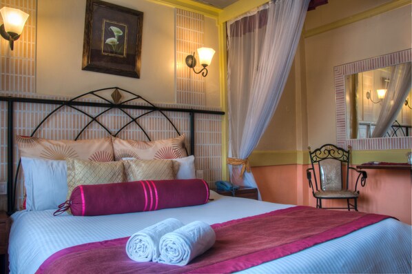 Skrivbord, arbetsyta för laptop, ljudisolering och gratis wi-fi