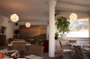 Aperto a colazione, pranzo e cena, cucina locale e internazionale 