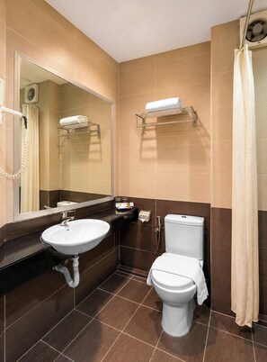 Shower, free toiletries, hair dryer, bidet - OYO Seemsoon Hotel (Ipoh)