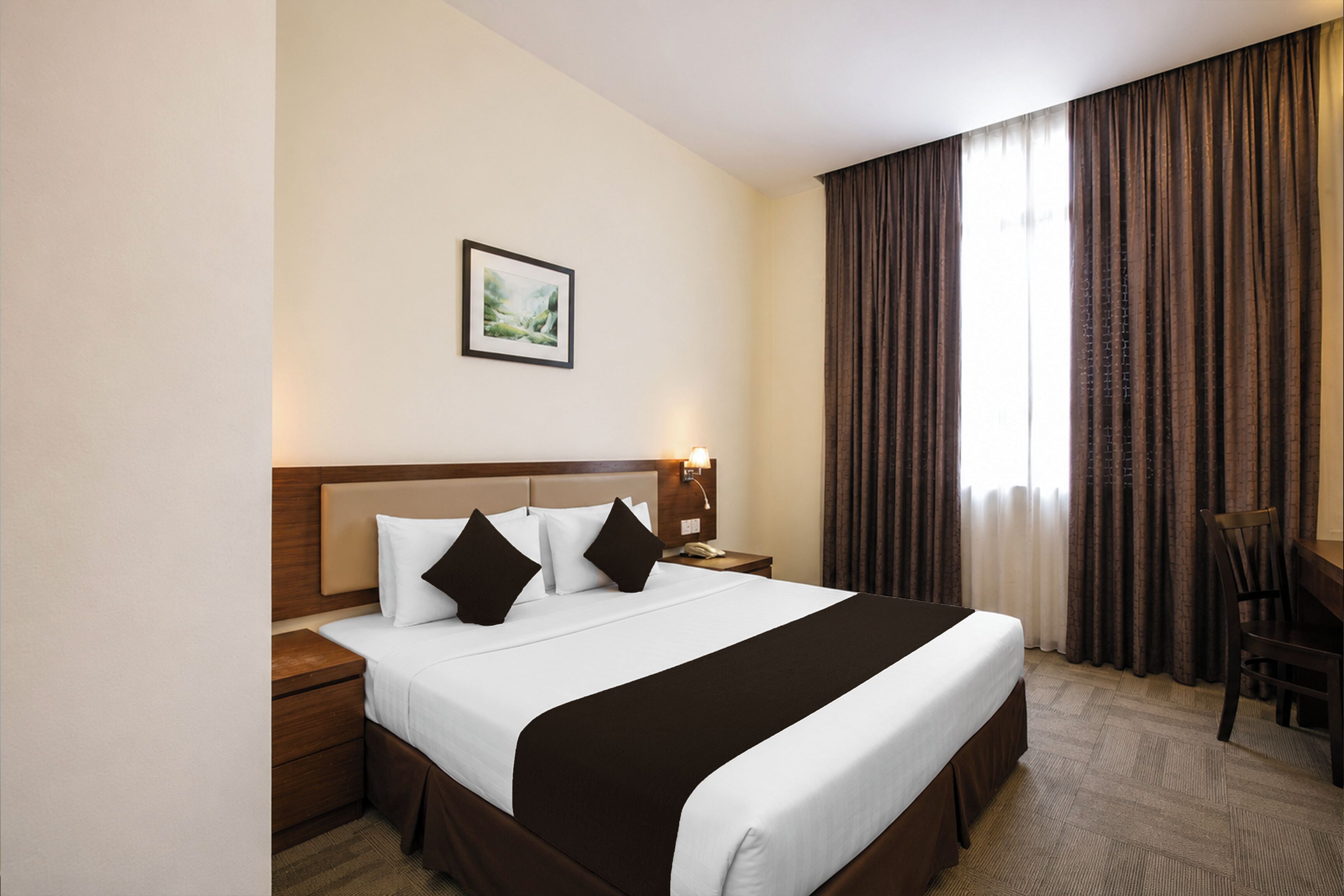 Minibar, desk, soundproofing, WiFi (free)
