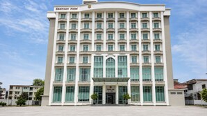A multi-story hotel with a symmetrical facade, large windows, and a central entrance. - Sunday Near Gerbang Malam Ipoh Formerly Seemsoon (Ipoh)