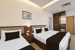 Suite (Triple) | Minibar, Schreibtisch, schallisolierte Zimmer, kostenloses WLAN