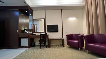 Minibar, desk, soundproofing, free WiFi