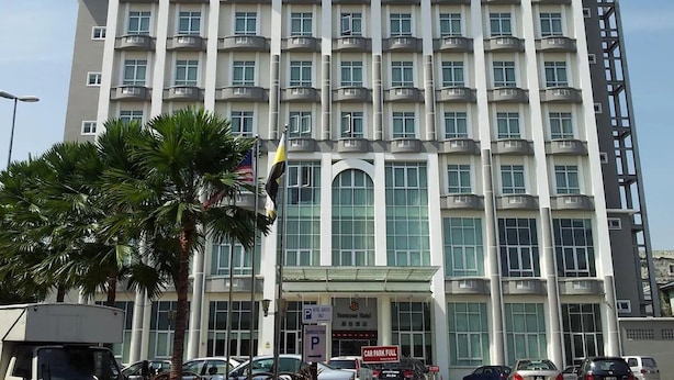 A multi-story hotel with a prominent sign at the top. - Sunday Near Gerbang Malam Ipoh Formerly Seemsoon (Ipoh)