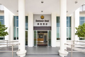 A hotel entrance with a reception desk, a 'Welcome' mat, and a sign indicating 'Seemsoon Hotel'. - Sunday Near Gerbang Malam Ipoh Formerly Seemsoon (Ipoh)