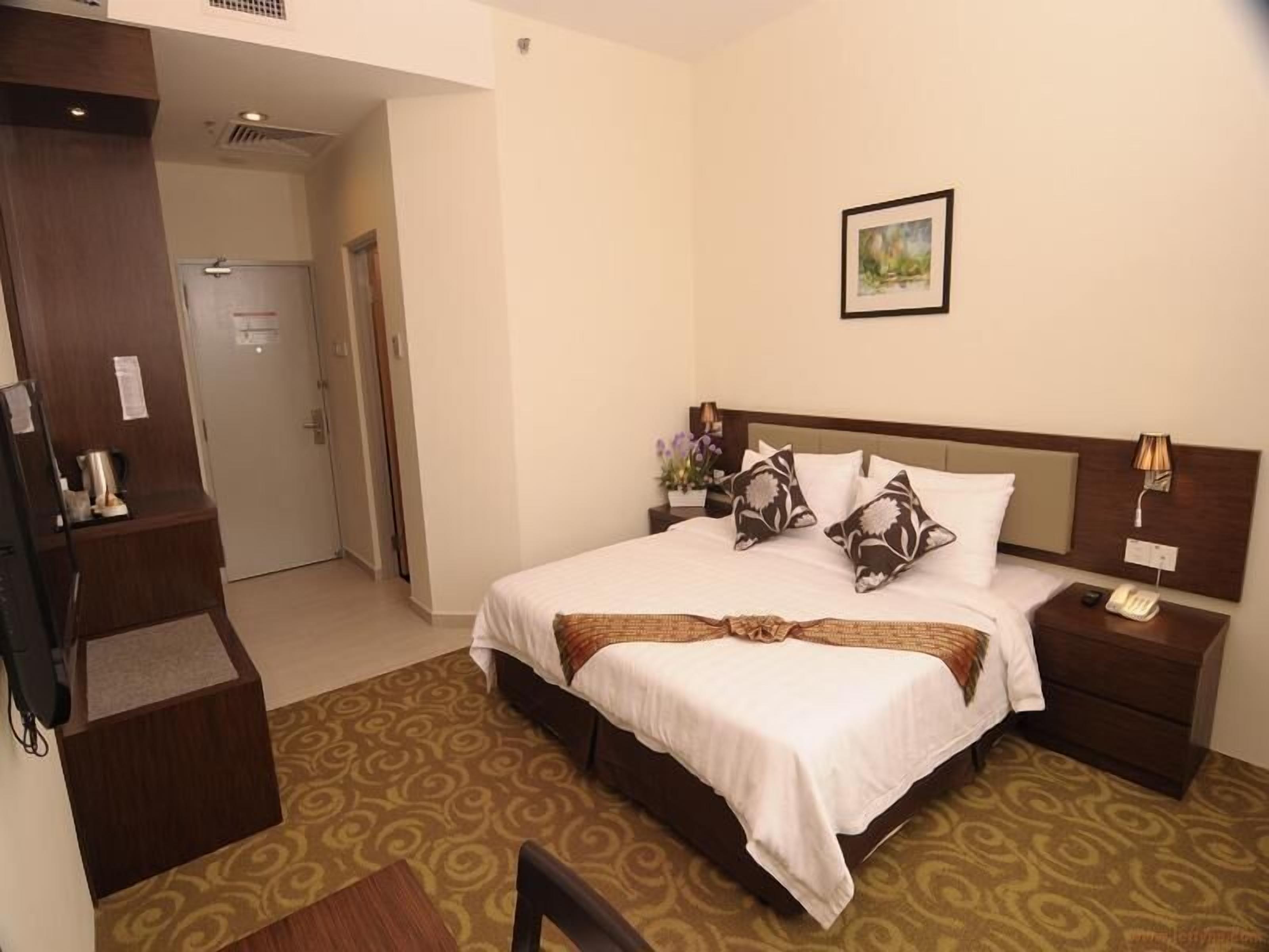 Minibar, desk, soundproofing, WiFi (free)