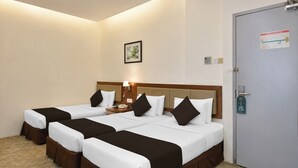 Suite Triple | Minibar, desk, soundproofing, WiFi (free) - Sunday Near Gerbang Malam Ipoh Formerly Seemsoon (Ipoh)