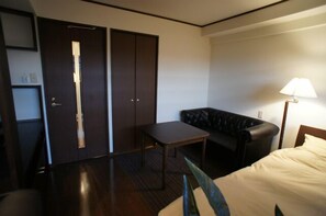 Economy Double Room, Non Smoking | Living room