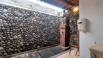 Traditionele kamer | Badkamer | Een douche, een regendouche, een haardroger, zeep