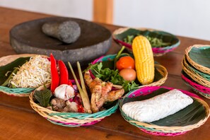 Una mesa con diversos alimentos y un mortero y una maja.