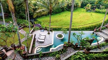 2 outdoor pools, sun loungers