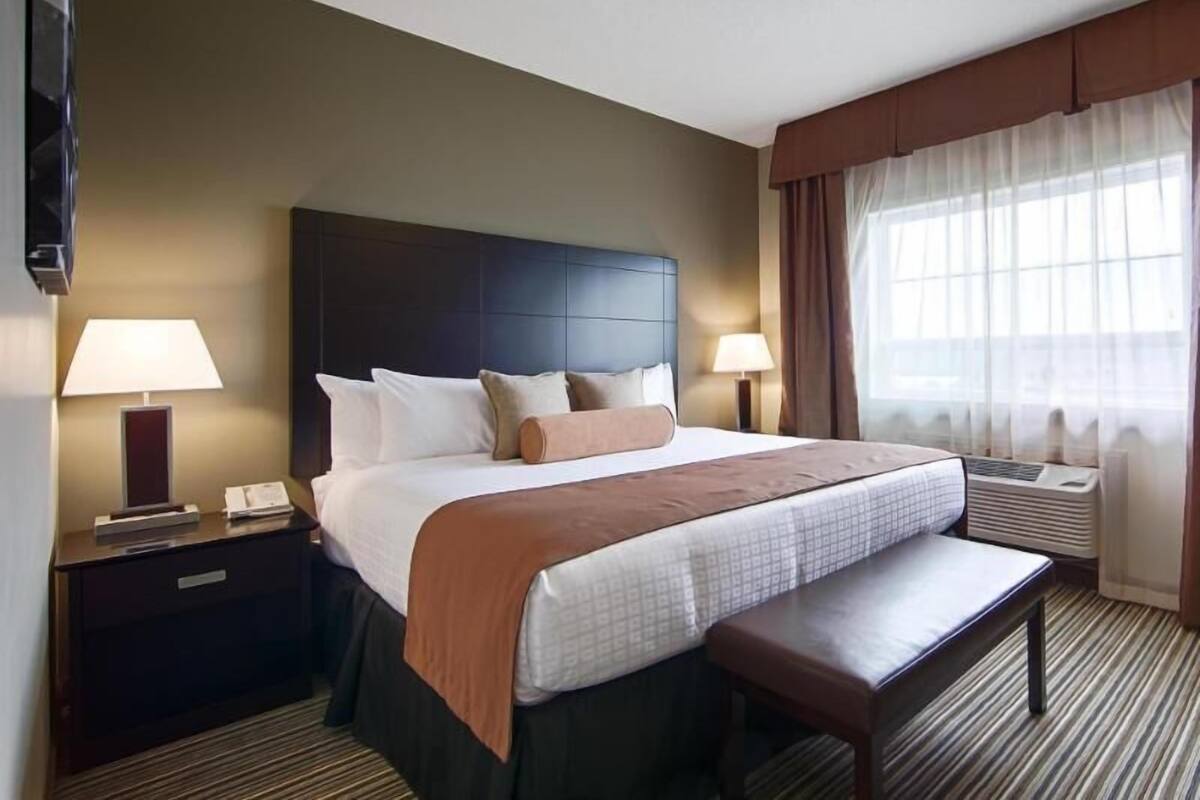 Literie de qualité, lit avec matelas à plateau-coussin, bureau