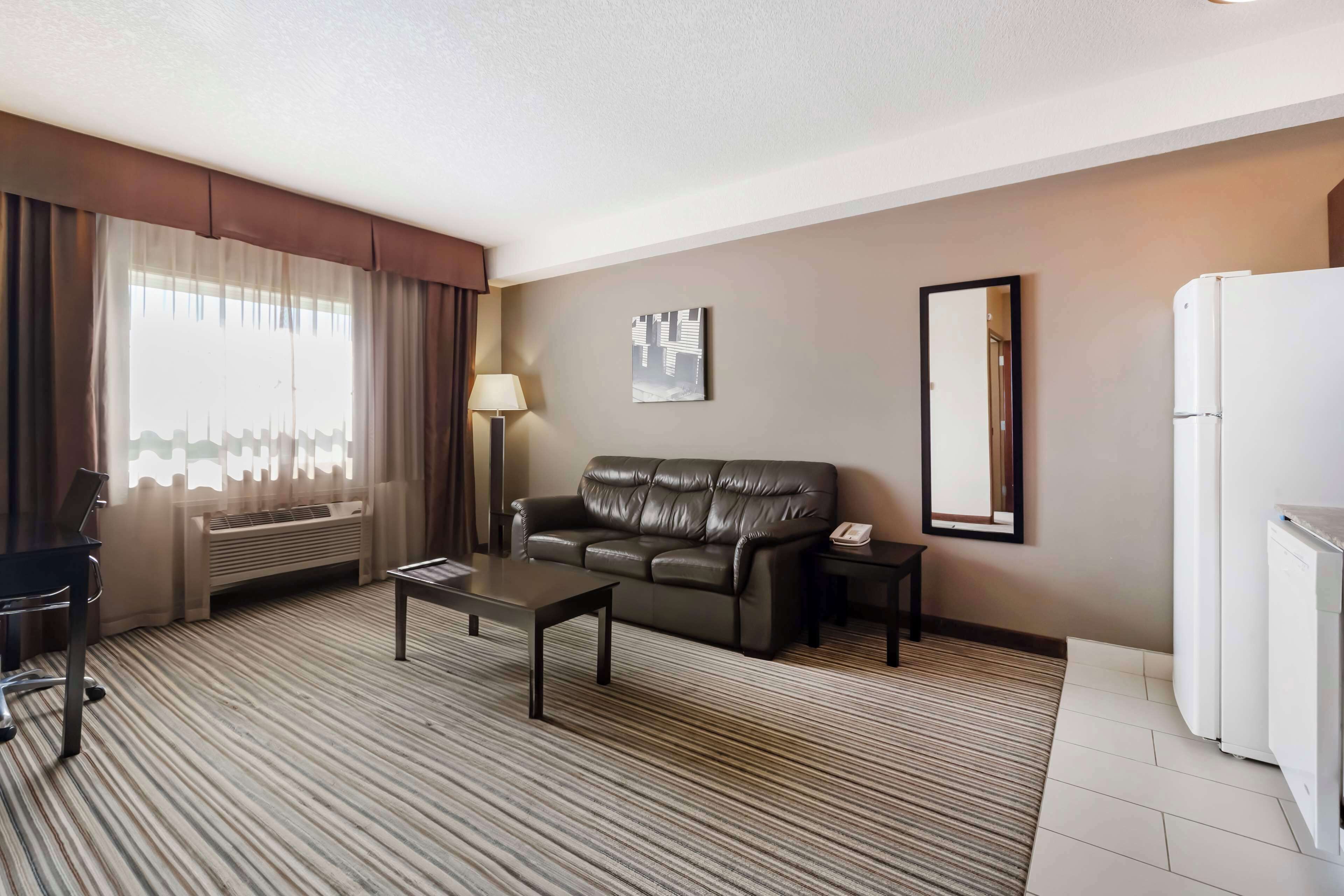 2 bedrooms, premium bedding, pillow-top beds, desk