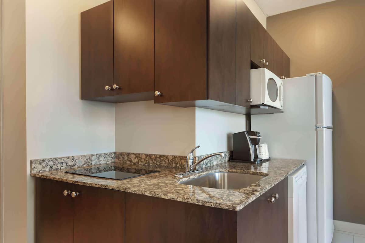 2 bedrooms, premium bedding, pillow-top beds, desk