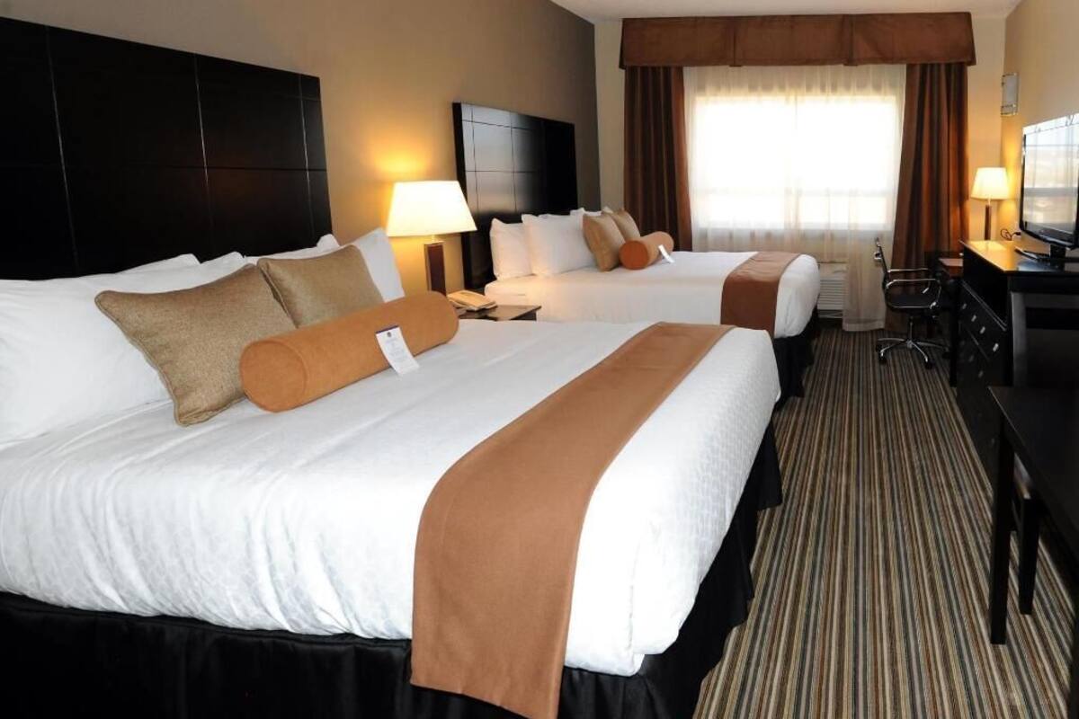 Literie de qualité, lit avec matelas à plateau-coussin, bureau