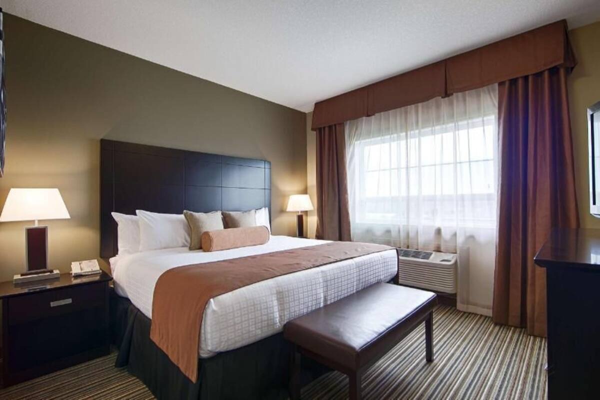 Literie de qualité, lit avec matelas à plateau-coussin, bureau