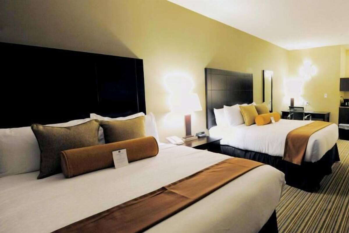 Literie de qualité, lit avec matelas à plateau-coussin, bureau