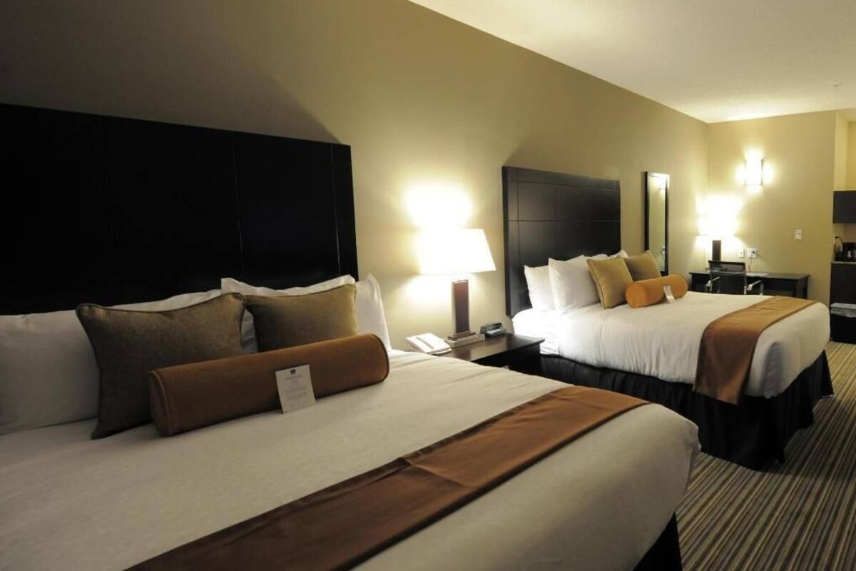 Literie de qualité, lit avec matelas à plateau-coussin, bureau