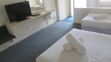 Habitación familiar (4 People) | Escritorio, tabla de planchar con plancha, wifi gratis y ropa de cama