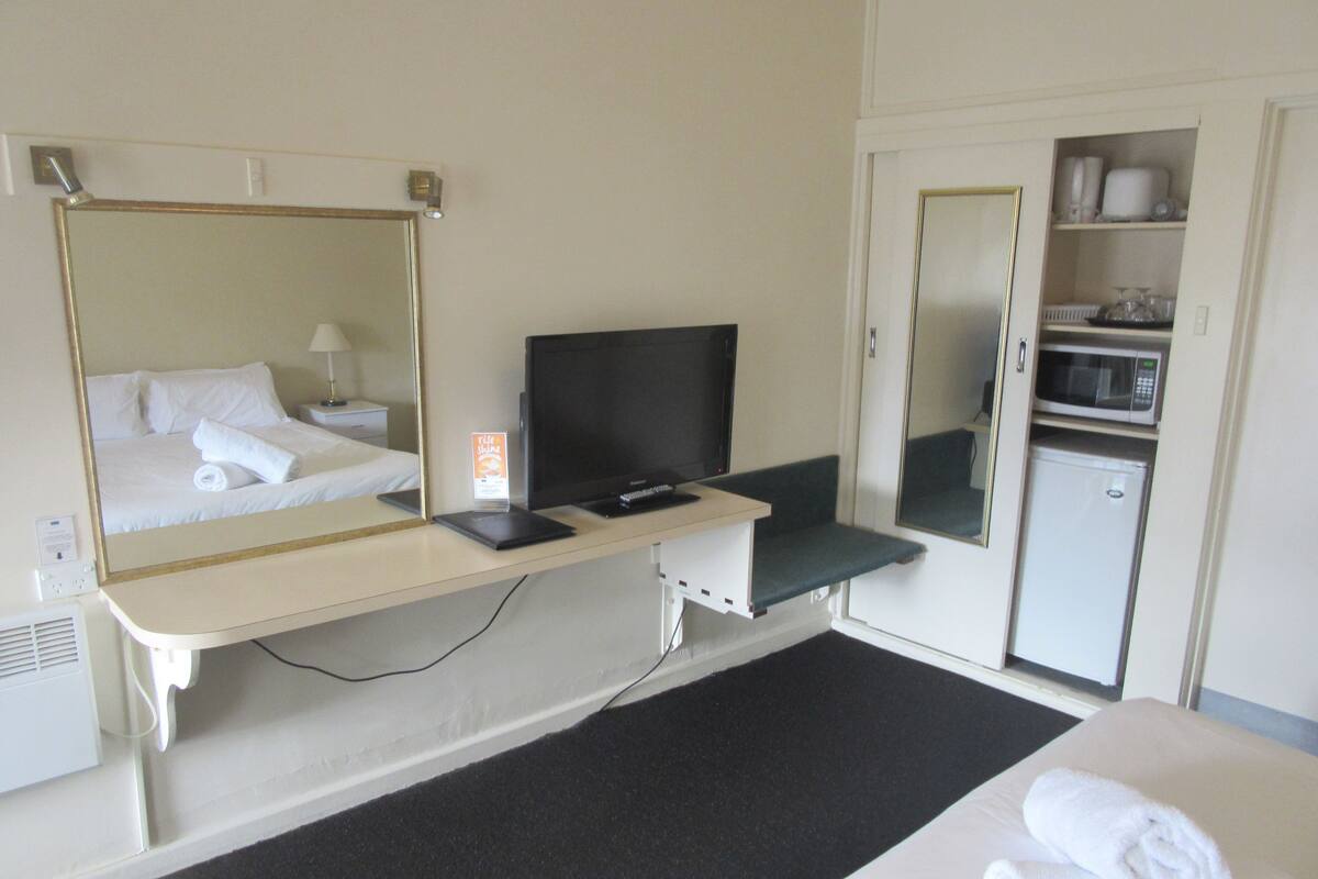 Deluxe Queen Room | Desk, iron/ironing board, free WiFi, bed sheets