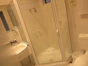 Two Bedroom Interconnecting Room | Bathroom | Shower, free toiletries, hair dryer, towels
