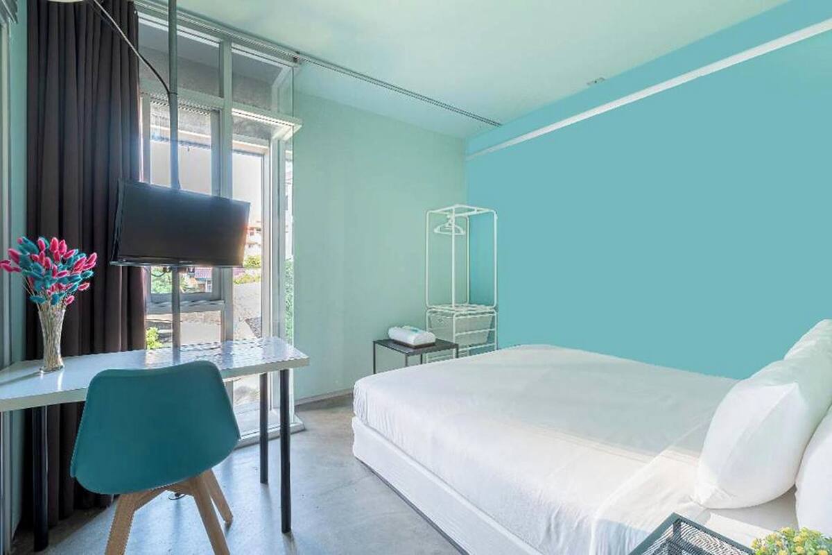 Desk, laptop workspace, WiFi (free), bed sheets