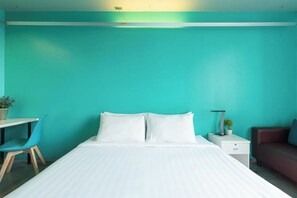 Desk, laptop workspace, free WiFi, bed sheets - HeyHa House ChiangMai (Chiang Mai)